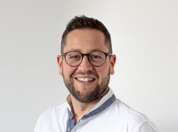 Porträtfoto von Felix Fellgiebel, Geschäftsführer Systemedia, auf weißem Hintergrund