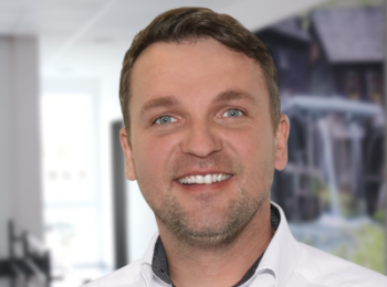 Porträtfoto von Jochen Kirstein, Geschäftsführer Systemedia, auf weißem Hintergrund