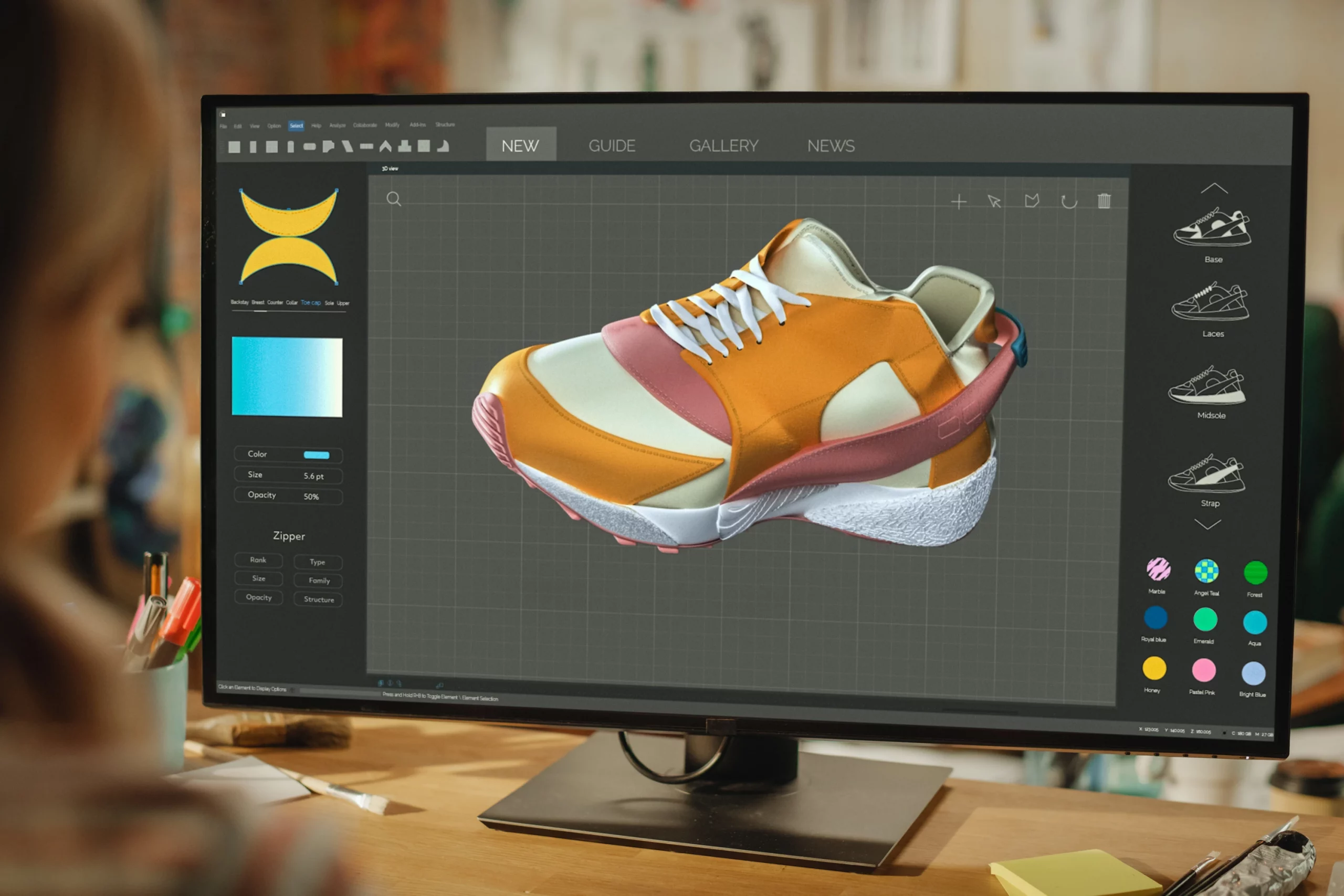 Designerin betrachtet auf einem großen Monitor ein 3D-Modell eines farbigen Sportschuhs, dargestellt in professioneller Rendering-Software; die Szene symbolisiert präzise 3D-Visualisierung, modernes Produktdesign und fotorealistisches digitales Modelling.