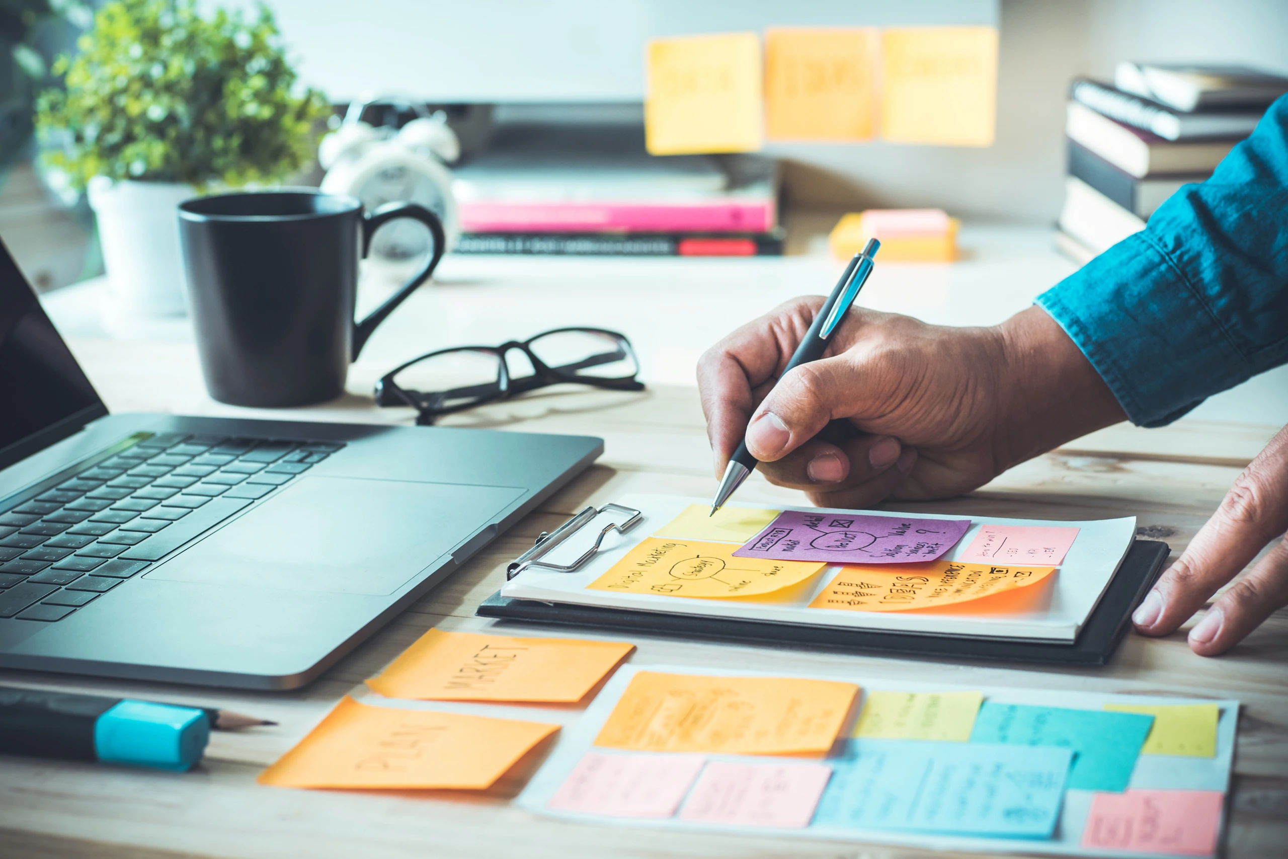 Content-Marketing-Strategie mit Notizen, Laptop und Redaktionsplanung für SEO-optimierte Inhalte und digitales Performance Marketing.