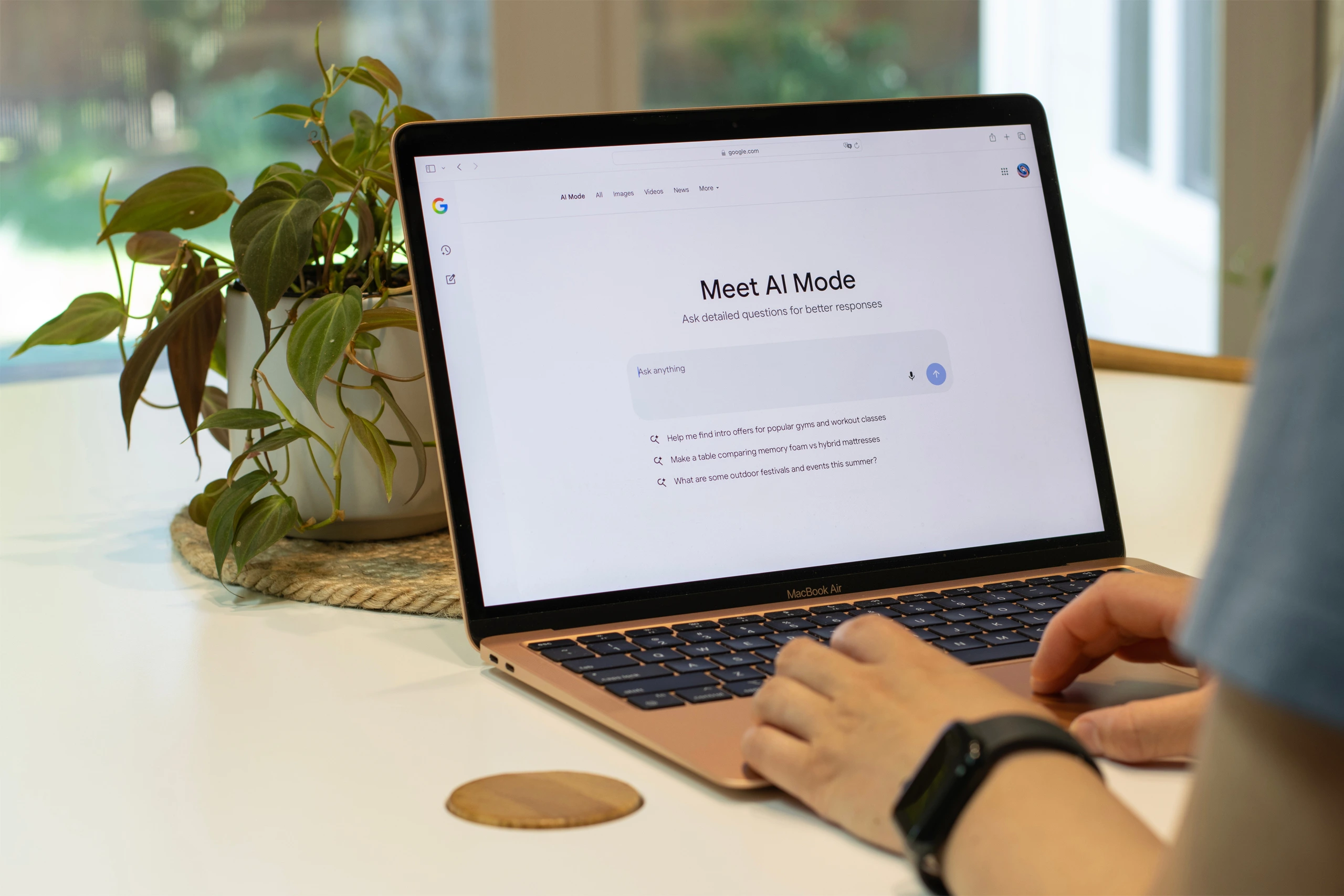 Laptop mit KI-gestützter Suchanfrage für Generative Engine Optimization (GEO) und moderne SEO-Strategien.